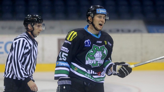 Útočník Nových Zámkov Jan Semorád v dueli proti Zvolenu.