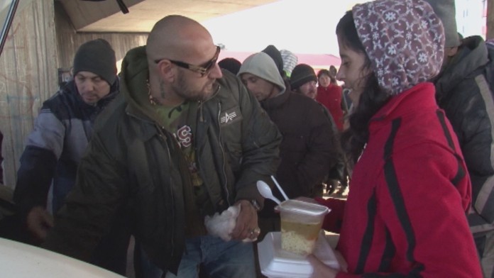 Marián Markovič rozdáva jedlo bezdomovcom.