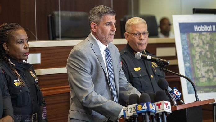 Polícia informuje verejnosť o náleze dvoch tiel.