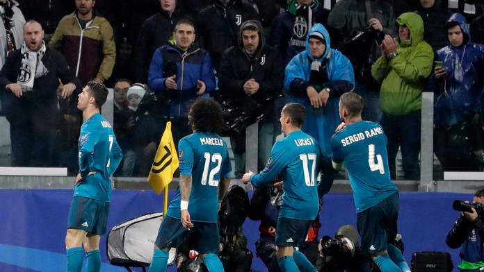 Hráči Bayernu gratulujú spoluhráčovi Franckovi Ribérymu (v strede) ku gólu v prvom štvrťfinále Ligy majstrov na pôde FC Sevilla.