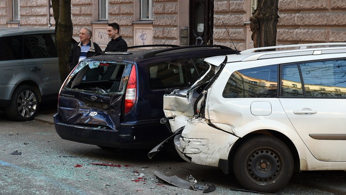 Pohľad na zničené zaparkované autá v Šumavskej ulici.