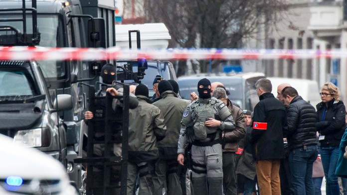 Špeciálne jednotky pri zásahu proti ozbrojencom v belgickom meste Gent.