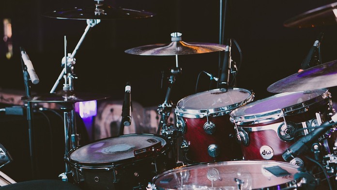 Hudobný svet v napätí: Bubeník slávnej skupiny počas sviatkov bojoval o život