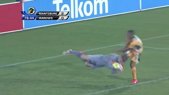 Inkriminovaný moment, po ktorom dostal útočiaci hráč žltú kartu.