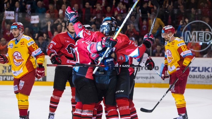 Na snímke radosť hráčov Banskej Bystrice v treťom zápase finále playoff Tipsport Ligy.