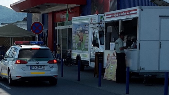 Policajti parkovali tesne pri značke zákaz zastavenia.