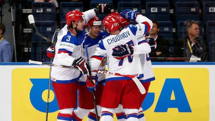 Ruskí hráči oslavujú gól do bránky Švajčiarska v hokejovom zápase B-skupiny Švajčiarsko - Rusko na MS 2014 v hokeji v bielorusko