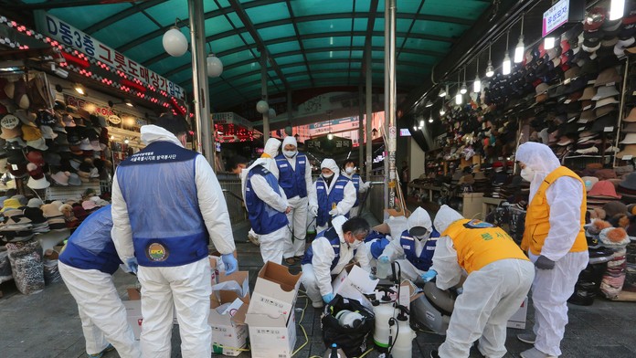 Ľudia držia turecké vlajky počas spomienky na obete streľby v Hanau.