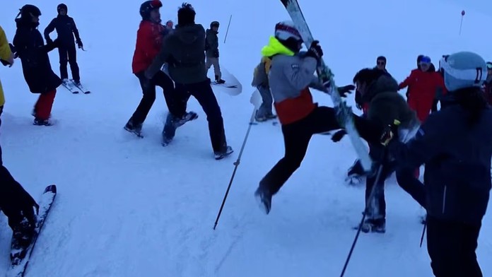 VIDEO: Zjazdovka v známom lyžiarskom stredisku sa zmenila na bojisko. Padali päste, kopance aj palice