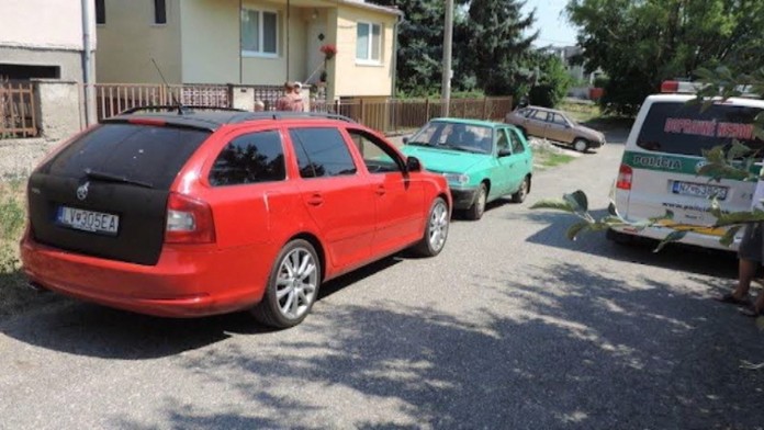Ženu pritlačilo auto lebo chcela zachrániť dcéru