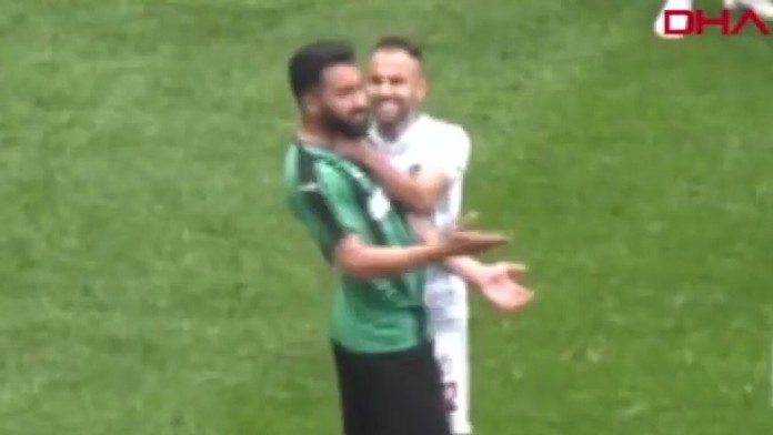 Lavína padá na diaľnicu.