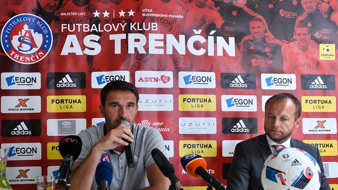 Na snímke zľava tréner futbalového mužstva AS Trenčín Martin Ševela a generálny manažér AS Trenčín Róbert Rybníček