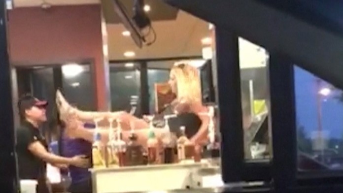 Útok natočili svedkovia na mobil.