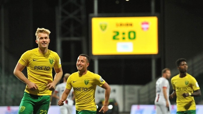 Na snímke uprostred Vahan Bičachčjan a Ján Minárik (obaja Žilina).