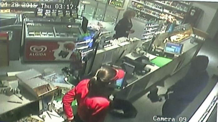 Lupič ohrazuje zamestnankyňu na levickej pumpe, ktorú prepadol.