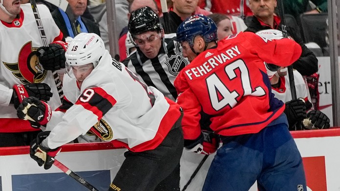 Na snímke vpravo slovenský obranca Washingtonu Martin Fehérváry.