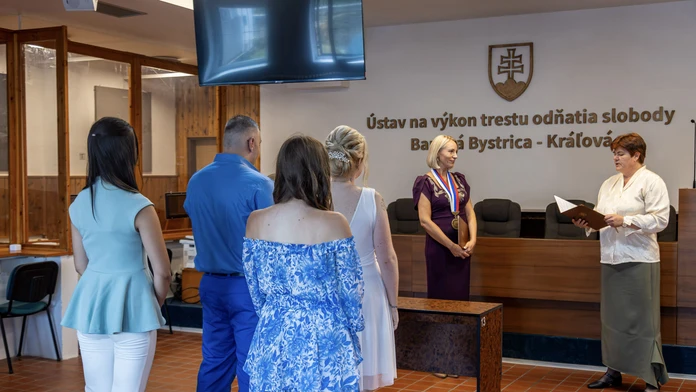 Netradičná svadba na strednom Slovensku. Mladý pár si povedal svoje „áno“ za múrmi väznice