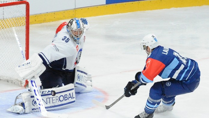 Na snímke vľavo brankár Plzne Michal Matějovský a David Laliberte z Nitry 