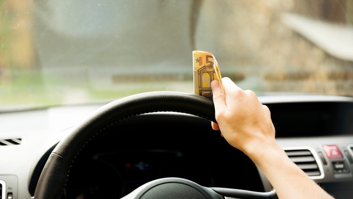 Našli ste si za stieračom bankovku? Na parkoviskách v Európe sa šíri nebezpečný podvod