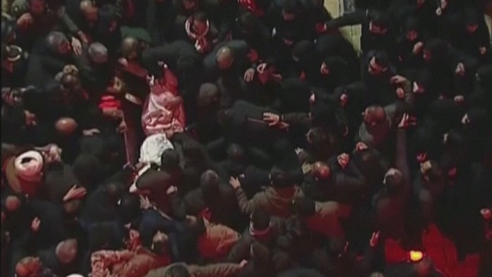 Telo generála Solejmáního, ktorého pochovali v Iráne.