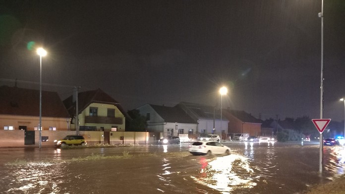 Zaplavená cesta v Rači