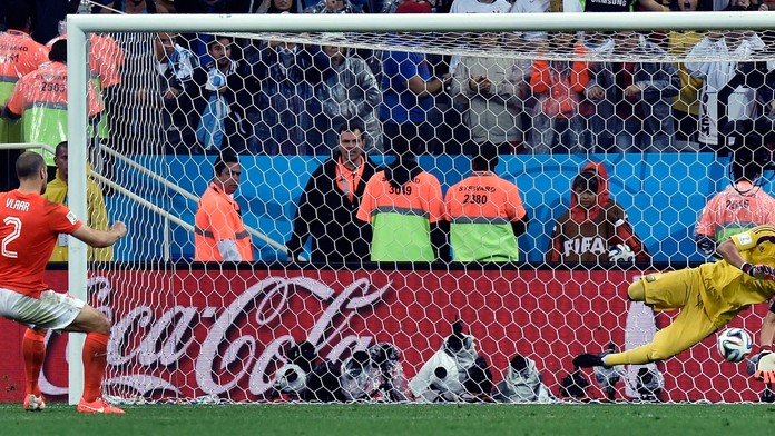 Argentínsky brankár Sergio Romero chytá prvú strelu Holanďana Rona Vlaara z hranice 11 m v penaltovom rozstrele.