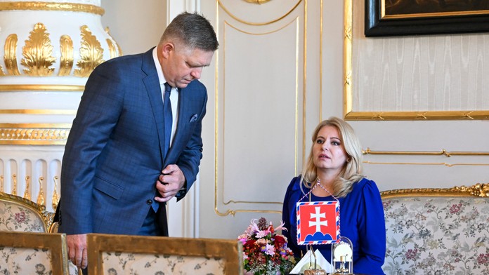 Fico viní prezidentku, že naťahuje čas, aby úradnícka vláda stihla nákupy amerických zbraní