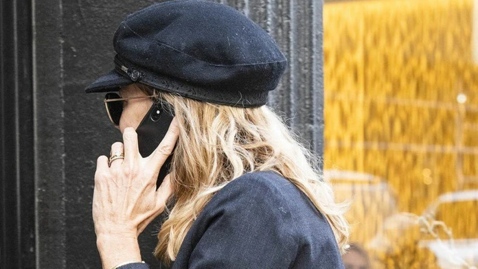 Meg Ryan s prsteňom na prstenníku