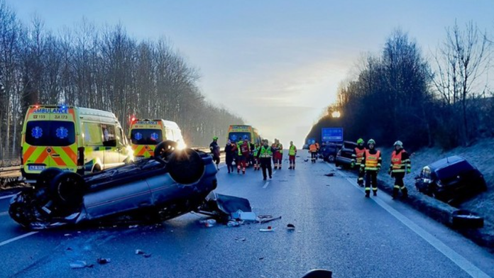 Hromadná nehoda v Česku. Pri zrážke piatich áut sa zranilo 12 ľudí