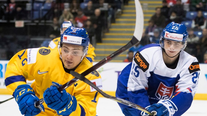 Zľava Švéd Rasmus Sandin a Filip Krivošík v dueli na MS do 20 rokov.