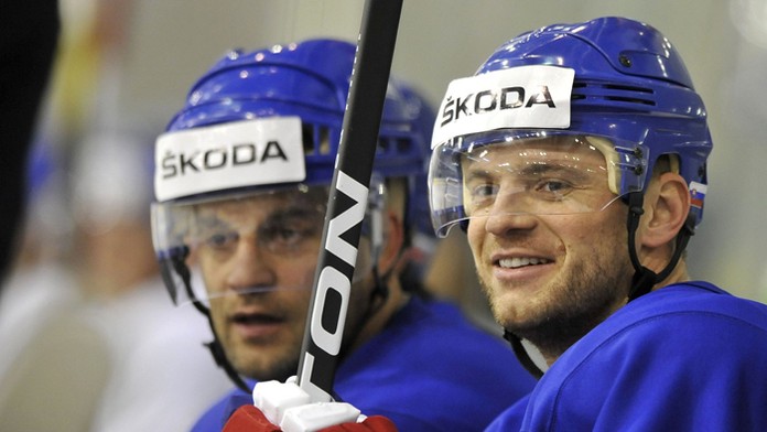 Marián Gáborík a Pavol Demitra na archívnej snímke z 5. mája 2011 na MS v Bratislave.