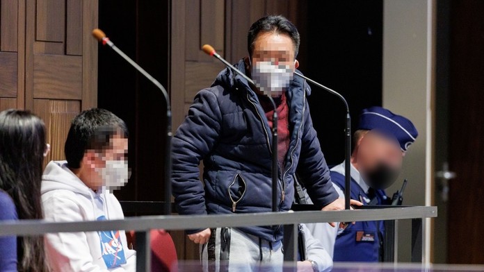 Na snímke v strede odsúdený šéf gangu prevádzačov Vo Van Hong.