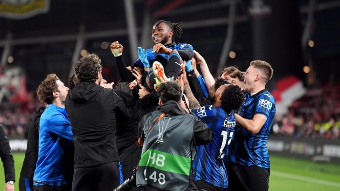 Koniec neporaziteľnosti nastal v najnevhodnejšej chvíli. Leverkusen o európsku trofej obral hetrik Lookmana