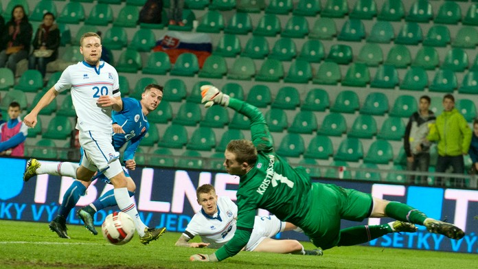 Na snímke druhý zľava Róbert Mak (Slovensko) po strele na bránu súpera v prípravnom futbalovom zápase Slovensko – Island