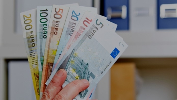 Ďalšia žena prišla o celoživotné úspory. Darebákovi, ktorý tvrdil, že je kamarát jej vnuka, dala 9-tisíc eur