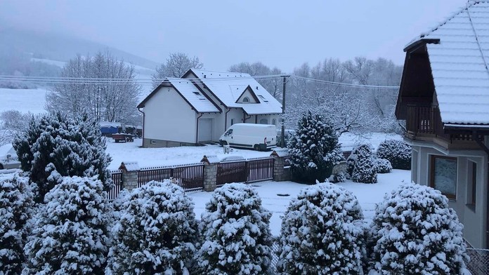 Na Slovensko sa vrátila biela zima. Sneženie komplikovalo situáciu na cestách