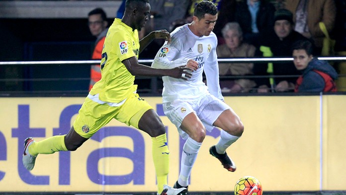 Hráč Realu Madrid Cristiano Ronaldo v súboji o loptu s Ericom  Baillyom (Villarreal).