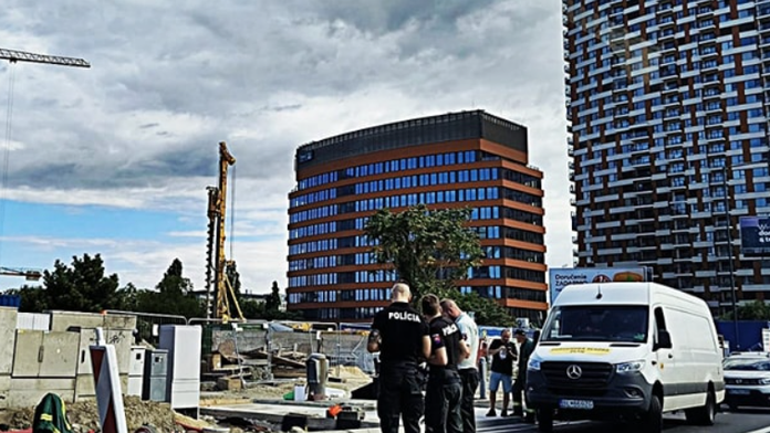 Polícia riadi dopravu pri Moste Apollo.