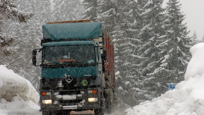 Horský priechod Čertovica je pre nepriaznivé počasie uzavretý, cez Donovaly a Šturec neprejdú kamióny