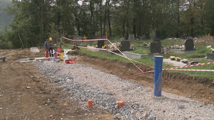 Oprava parkoviska na cintorín, kde sú pochovaní vojaci z I. svetovej vojny.