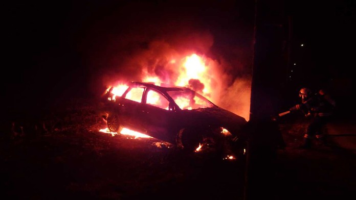 Horiace auto na Pažitnej ulici v obci Ohrady.