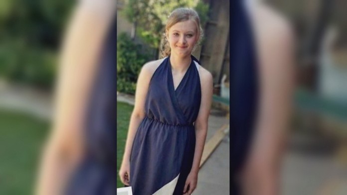 Tínedžerka z amerického Texasu sa z vane pravdepodobne natiahla po mobilný telefón.