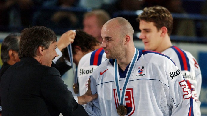 Pavol Demitra prijíma gratuláciu od prezidenta IIHF René Fasela.