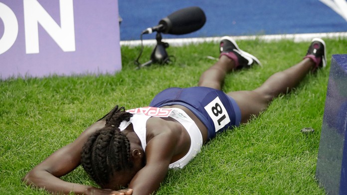 Izraelská bežkyňa Lonah Salpeterová reaguje po tom, čo na ME v behu na 5000m skončila o kolo skôr.