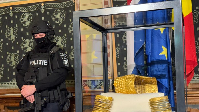 Vystavenie nájdenej zlatej prilby z Cotofenesti