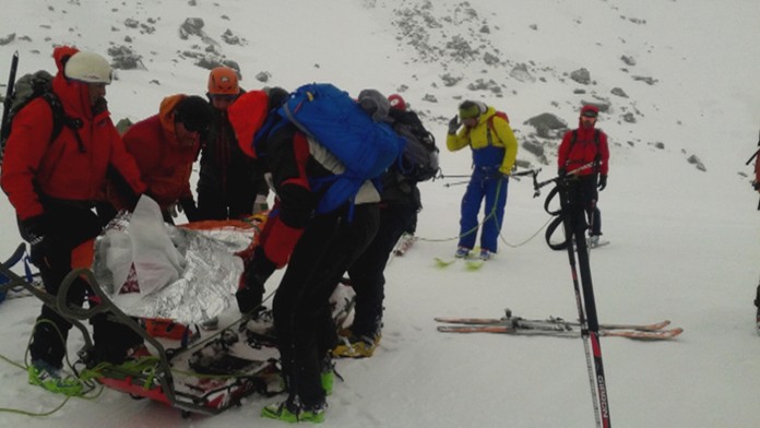 Záchrana turistu po páde lavíny v Tatrách.
