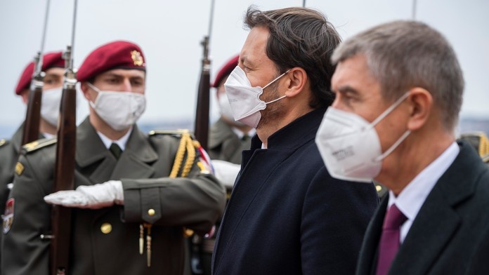 Predseda vlády SR Eduard Heger (OĽANO) počas návštevy Česka na snímke s českým premiérom Andrejom Babišom.