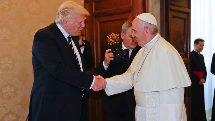 Donald Trump sa stretol vo Vatikáne s pápežom Františkom.