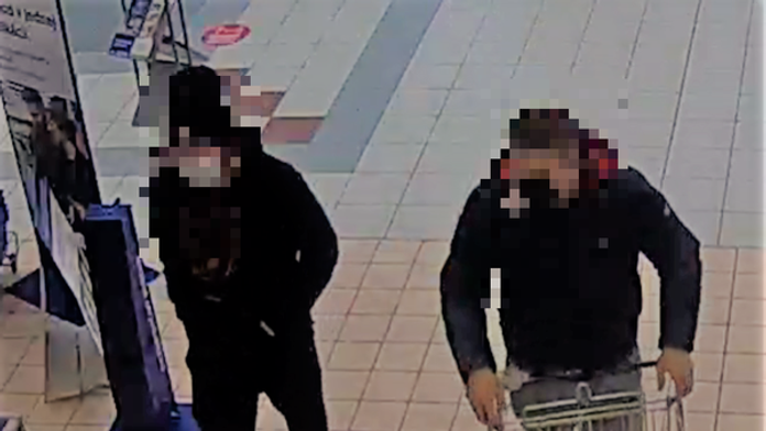 Dvojica hokejistov v obchode.