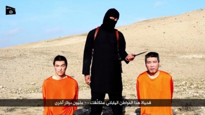 Na videu sú dvaja rukojemníci, ktorých militantná organizácia identifikovala menami Kendži Goto Džogo a Haruna Jukawa. 